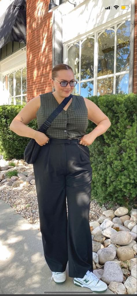 Amsterdam Outfit Plus Size, Aw2023 Trends, Art Teacher Style Aesthetic, Futch Fashion Plus Size, Queer Spring Outfits, Copenhagen Style Plus Size, Plus Size Street Style 2023, Midsize Vintage Fashion, Queer Fashion Midsize