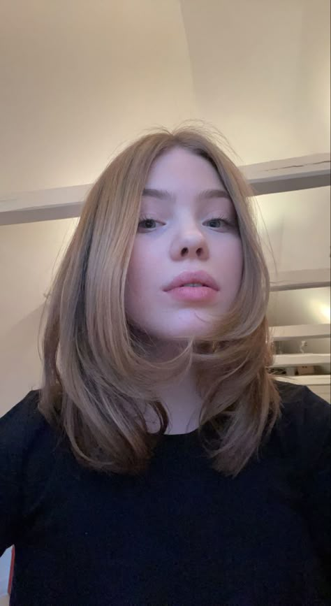 Haircuts For Round Faces Mid Length, Collarbone Length Hair With Long Layers, Aesthetic Shoulder Length Hair, Mid Length Hair For Round Face, Collarbone Length Hair With Layers, Unstyled Hair, Short Hair Curled, Below Shoulder Length Hair, Collarbone Length Hair