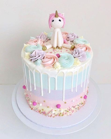 @up.unicorn on Instagram: “I’m totally addicted to Unicorn  I love unicorn! It's never too late to love Unicorn. Tag some one who loves unicorn. For more unicorn…” Butter Icing Cake Designs, Cakes Unicorn, Unicorn Cake Design, Cupcake Unicorn, Icing Cake Design, Birthday Drip Cake, 4de Verjaardag, Drop Cake, Cake Unicorn