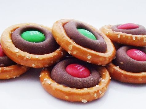 GEDSC DIGITAL CAMERA Pretzel Buttons, Christmas Pretzel, Button Cookies, Holiday Food Crafts, Christmas Pretzels, Best Sweets, Xmas Food, Food Crafts, Yummy Sweets