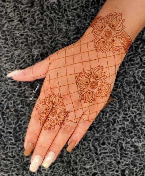 Henna For Beginners, Unique Henna, New Bridal Mehndi Designs, Simple Henna Tattoo, Rose Mehndi Designs, Mehndi Images, Full Mehndi Designs, Mehndi Designs Front Hand, Mehndi Designs For Girls