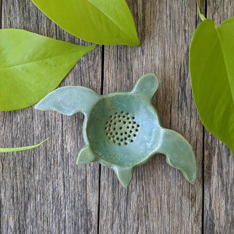 Green Sea Turtle 🐢 ceramic tea strainer Sometimes... - Depop Tea Strainer Ceramic, Pottery Tea Strainer, Ceramic Strainer, Ceramic Tea Strainer, Pottery Unique, Pottery Projects, Creativity Inspiration, Ceramic Inspiration, Green Sea Turtle