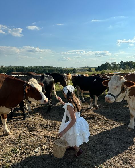 Farm Girl Outfits Aesthetic, Farm Wife Aesthetic, Farmer Girl Aesthetic, Cow Girl Aesthetic, Katie Aesthetic, Farm Girl Aesthetic, Farmer Aesthetic, Farm Girl Outfits, Farm Vibes