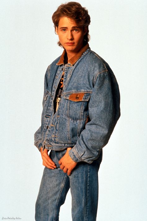 Jason Priestley /double denim Beverly Hills 90210 Fashion, 1990s Fashion 90s Style, Outfit Ideas Retro, 1990s Mens Fashion, 90s Outfit Ideas, 90210 Fashion, 1990s Men, 80s Inspired Outfits, Jason Priestley