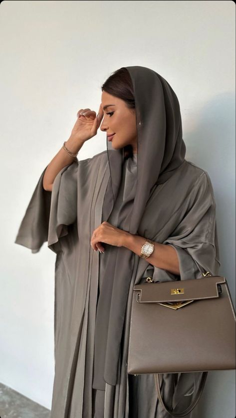 Grey Abaya Outfit, Khaleeji Vibes, Grey Abaya, Khaleeji Abaya, Abaya Outfit, Hijabista Fashion, Hijab Designs, Hijab Aesthetic, Muslimah Aesthetic