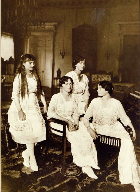 Tea at Trianon: The Romanov Sisters Anastasia Nikolaevna, Russian Royalty, Familia Romanov, Tatiana Nikolaevna, Alexei Romanov, Romanov Sisters, Anastasia Romanov, Vintage Foto's, Grand Duchess Olga