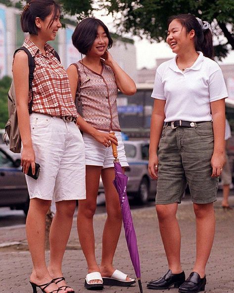 Fateme, [Jun 23, 2020 at 06:54] Seoul street style in the late 1990's 😍♥️ 90s Asian Fashion, Korea Street Style, South Korea Fashion, Korean History, Asian Street Style, 20s Fashion, Korea Fashion, Figure Model, Korean Pop