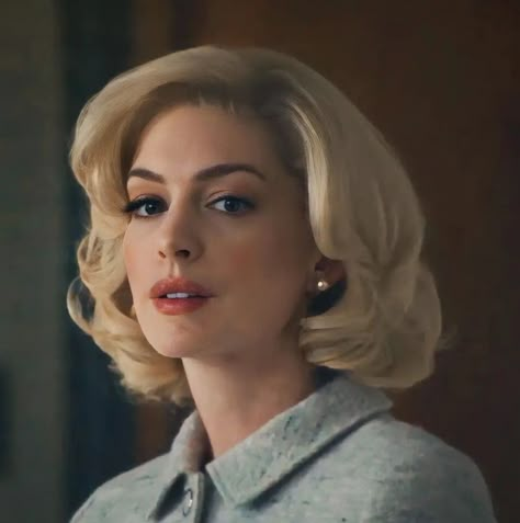 Anne Hathaway Blonde Hair, Anne Hathaway Eileen, Blonde Anne Hathaway, Anne Hathaway Blonde, Crush Vibes, Anne Hathaway Style, Black Pearl Ring, Middle Aged Women, Types Of Women