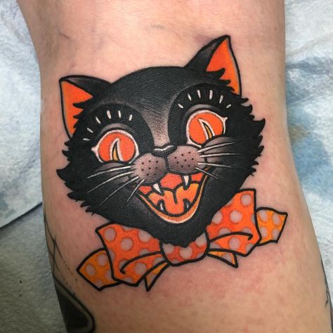 Halloween black cat tattoo Cat Face Tattoos, Black Cat Tattoo, Cute Halloween Tattoos, Halloween Tattoos Sleeve, Traditional Tattoo Old School, Pumpkin Tattoo, Black Cat Tattoos, Image Halloween, Tattoo Old School