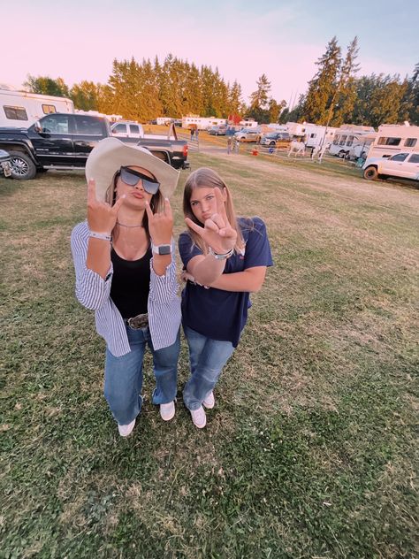 Rodeo Best Friends, Country Friends Aesthetic, Country Best Friend Pictures, Country Besties, Rodeo Pics, Country Friends, Country Best Friends, Cowboy Photography, Bestie Pics