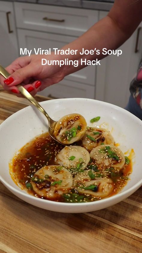 MY VIRAL TRADER JOE’S ELEVATED CHICKEN SOUP DUMPLINGS HACK 🥟🍜🔥 This is my favorite way to eat Trader Joe’s Chicken Soup Dumplings and I’ve loved seeing you share it. It’s so delicious and done in under 5 minutes when you need a really quick meal. Doesn’t get easier than that! What you’ll need: Trader Joe’s Chicken/Pork & Ginger Soup Dumplings Chicken broth (I use @bonafideprovisions ) Soy sauce Green onions, sliced Roasted sesame seeds @flybyjing Chili Crisp A little bit of sesame oil (optional) Recipe Steps: 1. Place dumplings in a bowl and add chicken broth. Microwave for 2 minutes. 2. Add soy sauce, green onions, sesame oil, chili crisp, and roasted sesame seeds. Enjoy! #traderjoes #soupdumplings #traderjoessoupdumplings #foodhacks #traderjoesmeals #comfortfood #easyrecipes #viralhac Chicken Soup Dumplings, Trader Joes Soup, Dumplings Chicken, Soup Dumpling, Wonton Soup Recipe, Chili Crisp, Soup Dumplings, Ginger Soup, Trader Joes Recipes