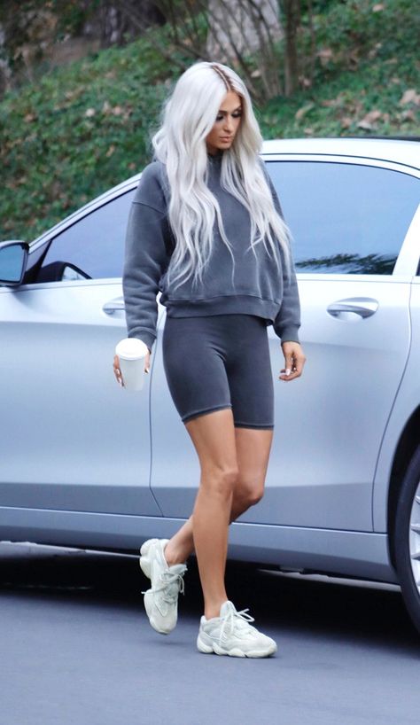 Yeezy 500 Blush Outfit, Styling Biker Shorts, Yeezy Boost 350 Outfit Women, Yeezy 500 Outfit, Yeezy Boost 350 Outfit, Yeezy 500 Blush, Sweats Outfits, Yeezy Season 6, Paris Hilton Dress