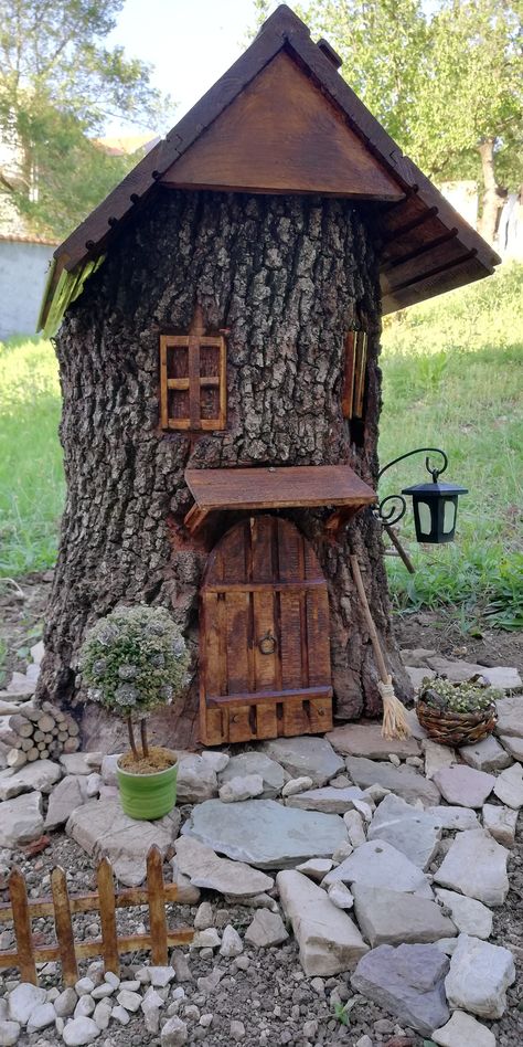 Things To Do With Tree Stumps Diy Projects, Fairy Stump House Ideas, Fairy House Stump, Fairy Tree Stump House, Tree Trunk Gnome House, Gnome Tree House, Rustic Fairy Garden, Fairy Garden Display Ideas, Fairy Garden Designs Landscapes