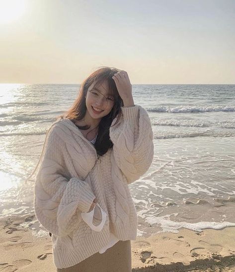 Beach Outfit Korean Style, Korean Photoshoot, Outfit Korean Style, Outfit Korean, 사진 촬영 포즈, Friend Poses Photography, Korean Aesthetic, Cute Selfies Poses, Foto Ideas Instagram