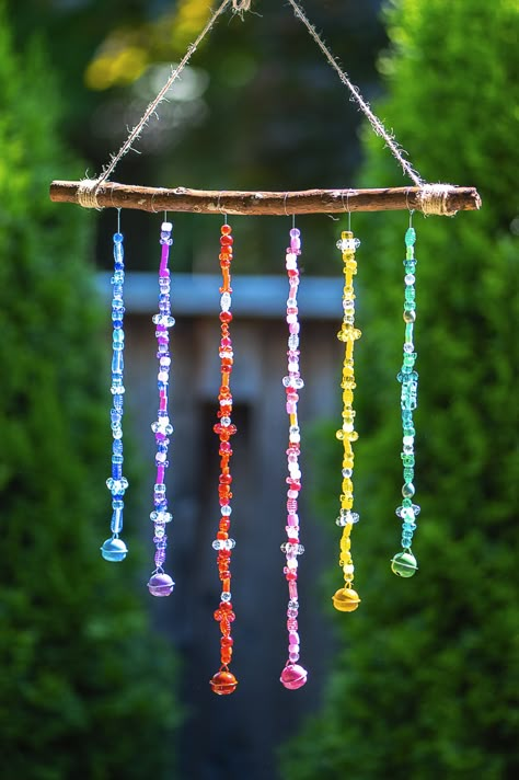 DIY wind chimes are the perfect craft for summer camp, sleepovers, or the cottage! They're SO PRETTY and so easy to make with beads and fishing line. These homemade wind chimes are such a fun kids craft and make a great summer project! Wind Chimes Kids, Wind Chimes Diy, Chimes Diy, Windchimes Diy, Carillons Diy, Easy Crafts For Teens, Wind Chimes Homemade, Wind Chimes Craft, Summer Camp Crafts