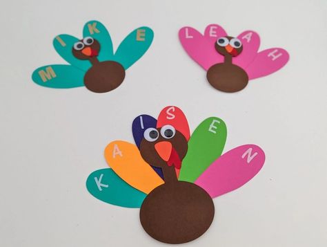 How to Make an Adorable Turkey Name Place Card Thanksgiving Place Cards Diy Kids, Thanksgiving Place Cards Diy, Kwanzaa Crafts, Diy Name Tags, Turkey Place Cards, Turkey Template, Acorn Painting, Fall Sensory Bin, Diy Place Cards