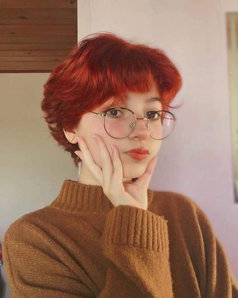 Red Hair And Glasses, Hair And Glasses, Tomboy Haircut, Androgynous Hair, Tomboy Hairstyles, Short Hair Tomboy, Hair Inspiration Short, Shot Hair Styles, Haircut And Color