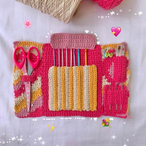 a cute and practical crochet hook case to place all your materials in one💗 Crochet Hook Holder Pattern, Crochet Hook Case Pattern, Crochet Needle Case, Crochet Hook Bag, Diy Crochet Hook, Crochet Hook Storage, Crochet Pencil Case, Crochet Hook Holder, Beau Crochet