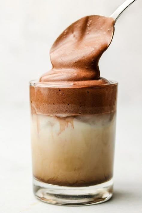 A coffee-free twist on the famous Dalgona Coffee: Vegan Dalgona Whipped Chocolate! Perfect for hot chocolate or chocolate latte. Eggless & Dairy Free. Iced Chocolate Drink, Ice Chocolate Drink, Toblerone Mousse, Whipped Hot Chocolate, Okonomi Kitchen, Breakfast Ideas Brunch, Sweet Potato Smoothie, Iced Chocolate, Vegan Protein Smoothie