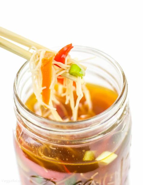 Mason Jar Soup, Mason Jar Lunch, Mason Jar Recipe, Pho Soup, Soup In A Jar, Mason Jar Meals, Vegan Lunches, Vegan Soups, Meals In A Jar