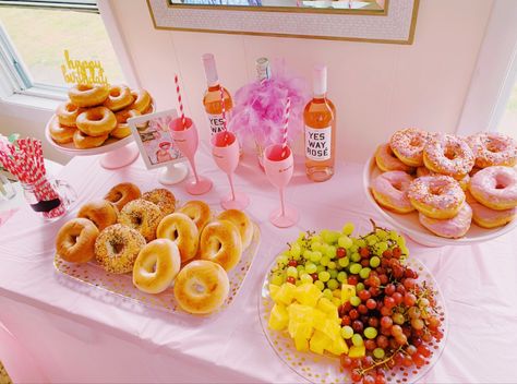 Preppy Brunch Party, Preppy Birthday Brunch, 21st Birthday Breakfast Ideas, Preppy Birthday Party Food, Preppy Birthday Food, 21st Bday Brunch, Preppy Bday Party, 21st Birthday Brunch, Preppy Birthday Party