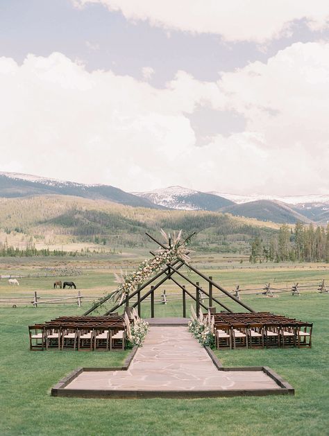 This Refined Wedding in the Rocky Mountains Married Earthy, Bohemian Décor with Modern Romance Czech Republic Wedding Venues, Announcement Pictures, Earthy Bohemian, Aisle Decorations, Park Ideas, Dino Park, Events Place, Ceremony Details, Martha Weddings