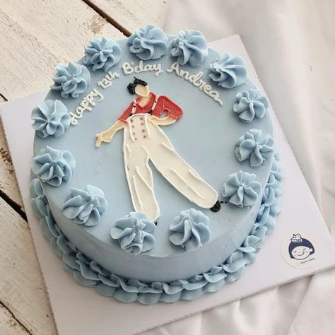 Birthday Cakes Harry Styles, Harry Styles Cake Aesthetic, Harry Styles Cake Ideas, Harry Styles Inspired Cake, Harry Styles Birthday Cake, Marvel Cakes, Harry Styles Cake, One Direction Birthday, One Direction Cakes