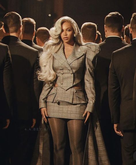 Beyonce Otr Ii Outfits, Beyonce Suit, Beyonce Fashion, Sisters Aesthetic, Bee Beyonce, Beyonce Beyhive, Beyonce Instagram, Cowboy Carter, Queen Bee Beyonce