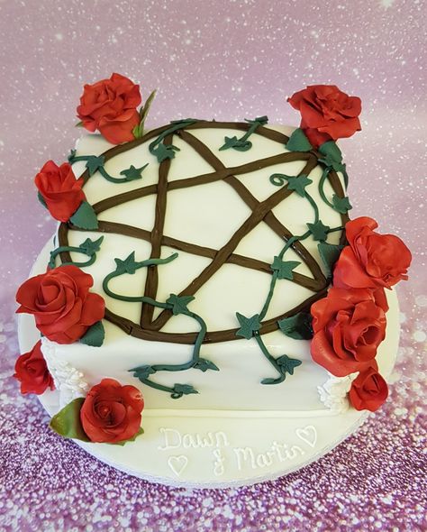 Wicca Cake, Practical Magic Cake, Witchy Cake Ideas, Witchy Cake, Hand Fasting, Circle Cake, Dessert Cafe, Witch Vibes, Christmas Cake Decorations