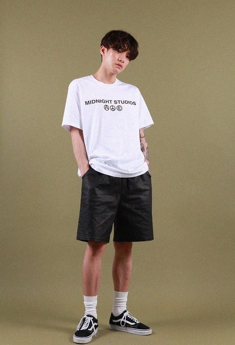 Outfit ootd street streetwear white tee tshirt shorts vans sk8 skate skateboard white socks summer Streetwear Poses, Streetwear Ideas, Male Pose Reference, Figure Reference, People Poses, Body Reference Poses, Standing Poses, How To Look Handsome, Human Poses Reference