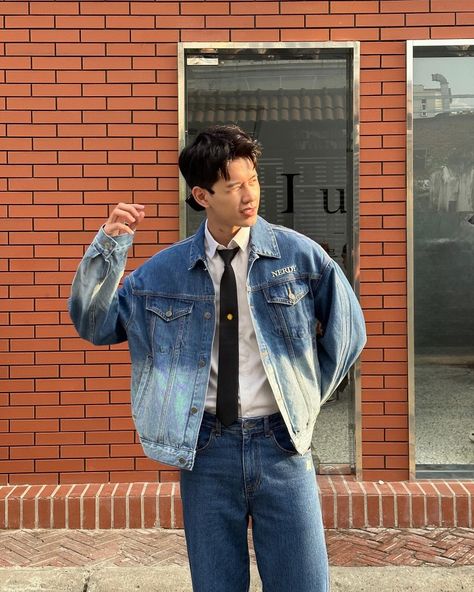 Denim Suits Men, Korean Denim Jacket Outfit, Bgc Outfit, Mens Denim Inspiration, 90s Japan Fashion, Tie Outfits Men, Cropped Denim Jacket Outfit, Korean Outfits Men, Men Aesthetic Outfits