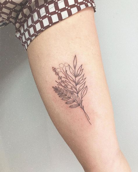 Jay⚡️ on Instagram: “Had a lovely last day tattooing at @lost_soul_tattoos 🌿 Thanks so much @hollywrong for the trust 🖤✨ #leaves #fern #fineline #tattoo #🌿” Finger Tattoos Words, Tattoo Plant, Fern Tattoo, Soul Tattoo, Fineline Tattoo, Mom Tattoo, Beautiful Flower Tattoos, Lost Soul, Mom Tattoos