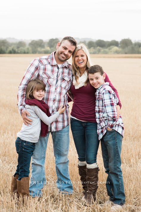 Salem, Oregon Family Photographer | Family of four photography session in Oregon field | What to wear for Family photos | Family pose guide | www.shelbyblantonphotography.com Fall Family Outfits, Family Portrait Outfits, Family Photo Colors, Winter Family Photos, Fall Family Portraits, Fall Family Photo Outfits, Family Portrait Poses, Family Christmas Pictures, Family Picture Poses