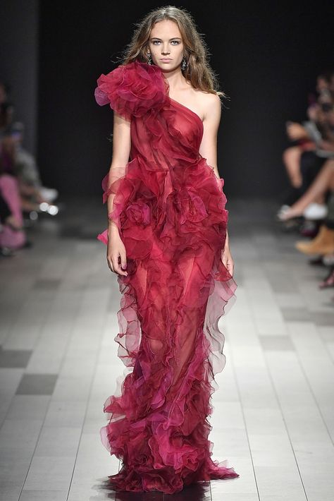 Marchesa | Ready-to-Wear - Spring 2018 | Look 27 Georgina Chapman, Marchesa Spring, Kampot, Couture Mode, Mode Inspo, Gorgeous Gowns, Marchesa, Beautiful Gowns, Red Fashion