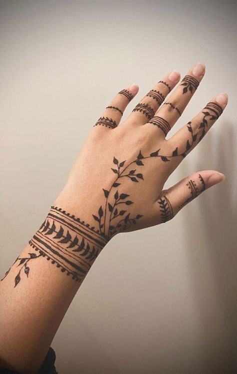 Minimal Henna Designs, Henna Designs 2023, Ramadan Henna Designs, Butterfly Henna Designs, Floral Henna Designs, Mandalas Henna Ideas, Henna Design Ideas Henna Designs Butterfly, Henna Designs Floral, Mehendi Designs For Hands Unique, Butterfly Henna Designs, Minimal Henna Designs, Cool Henna Tattoos, Hanna Tattoo, Minimal Henna, Mehendi Designs For Hands