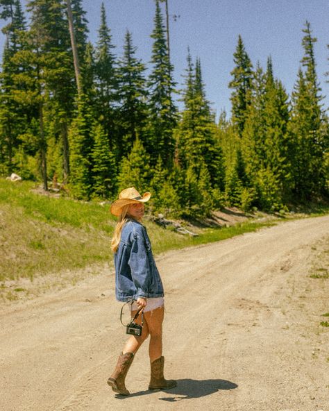 Playin around in Montana Montana Living Aesthetic, Summer In Montana, Montana Aesthetic Outfits, Crunchy Cowgirl, Montana Fits, Montana Outfits, Montana Fashion, Western Branding, Montana Aesthetic