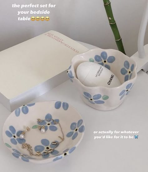 Cute Pottery Painting Ideas Aesthetic, Airdryclay Ideas Aesthetic, Pottery Painting Ideas Aesthetic, Ceramic Cafe, Diy Pottery Painting, Cerámica Ideas, Pottery Painting Designs, Clay Diy Projects, Tanah Liat