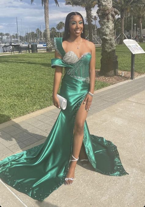 Green And Pink Prom Dress, Prom Dress Green Emerald, Emerald Green Prom Dress, Birthday Dress 21st, Prom Dresses Long Pink, Mermaid Style Dress, Green Mermaid, Dinner Dress Classy, Prom Looks