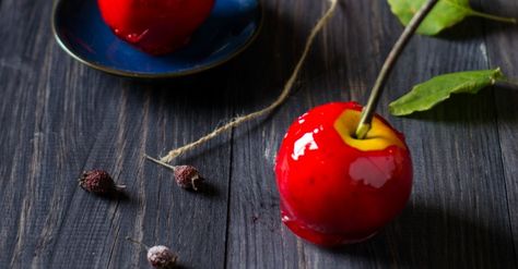 I collected ALL the treats when I was a kid. And I would do the same with these Red Hot Candy Apples. Seriously--magical fall goodness here. Red Hot Candy, Red Hots Candy, Gourmet Caramel Apples, Candy Apple Recipe, Hot Candy, Red Hots, Rock Candy, Candy Apples, Cinnamon Apples