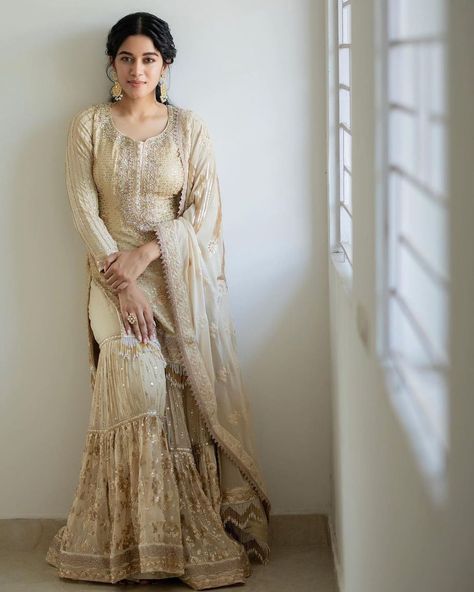 Mirnalini Ravi in an ivory sharara set by Samyakk for mcc annual day Mirnalini Ravi, White Sharara, Georgette Sharara, Annual Day, Easy Hairdos, Latest Designer Sarees, Sharara Suit, Ethnic Outfits, Dress Indian Style