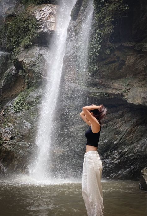 Forest Trip Outfit, Waterfall Outfit, Waterfall Poses, Hiking Picture Ideas, Travel Photoshoot, Travel Pose, Waterfall Pictures, Waterfall Photo, Travel Pictures Poses