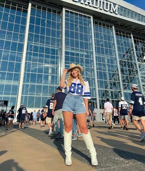 Nfl Womens Outfits, Dallas Cowboy Game Outfit, Game Day Photo Ideas, Cowboy Theme Football Game Outfit, Football Game Day Outfit College, Texans Game Outfit Women, Cowboys Jersey Outfit, Cowboys Game Outfit, Nfl Outfit Ideas Woman