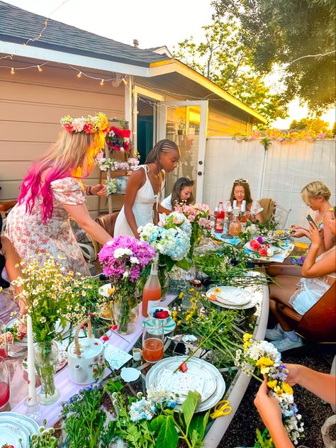 midsummer dinner party with flower crown making <3 #dinnerpartyideas #midsommar #flowercrown #summer #summervibes #fairycore #coquette Fairycore Flowers, Flower Crown Making, Flowers Coquette, 2023 Friends, Summer Solstice Party, 17. Geburtstag, Solstice Party, Summer Dinner Party, Sweet Sixteen Birthday Party Ideas