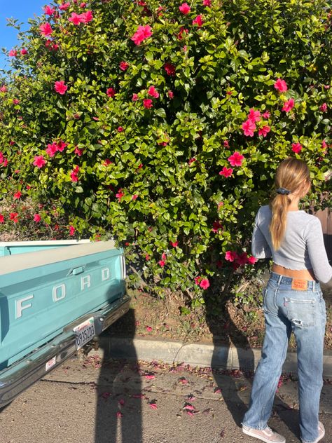 Hibiscus Outfit, Surf Car, Thrifted Outfit, Levis Outfit, Thrifted Outfits, Flowers Vintage, Thrift Fashion, Surf Style, California Style