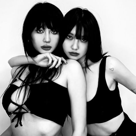 Twins Posing, Duo Poses, Sister Poses, Sisters Photoshoot, Best Friend Poses, Ange Demon, People Poses, Body Reference Poses, Studio Photoshoot