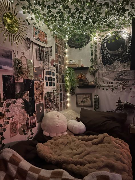 Sala Grunge, Grunge Room Ideas, Grunge Bedroom, Cottage Room, Cool Room Decor, Chill Room, Hiasan Bilik, Bedroom Decor Cozy, Room Redesign