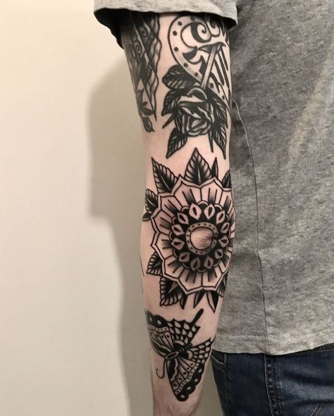 Traditional Tattoo Elbow, Traditional Mandala Tattoo, Tato Mandala, Tato Tradisional, Black And White Tattoo, Elbow Tattoo, Books Open, Traditional Tattoo Sleeve, Elbow Tattoos