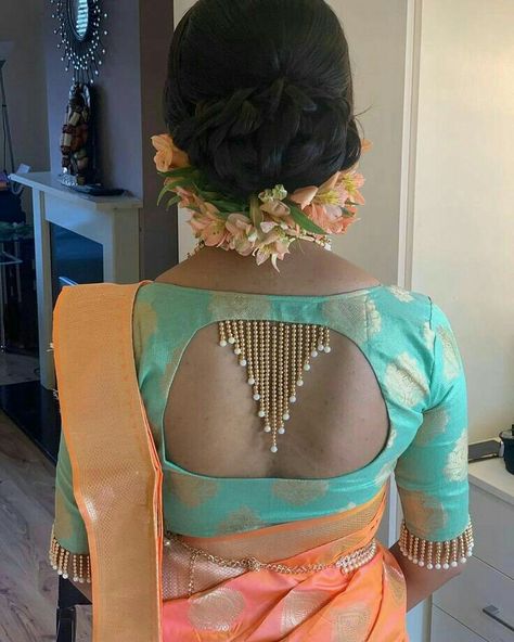 Blouse Back Neck, Blouse Designs Catalogue, Sari Design, Backless Blouse Designs, New Saree Blouse Designs, Wedding Saree Blouse Designs, Traditional Blouse Designs, Blouse Back Neck Designs, Blouse Design Images