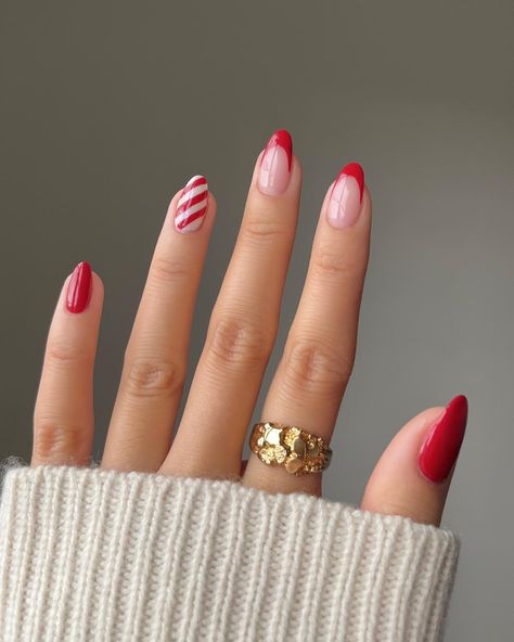 Posted by Zoe Scott: Welcome, style aficionados! In today's post, we're delving into the festive world of Christmas nail art, presenting 20 stunning red and white designs ... White Christmas Nail Ideas, Santa Hat Nails, Christmas Nail Ideas, Candy Cane Nails, Red And White Christmas, Festive Nail Art, Christmas Nails Easy, Nail Pops, Simple Gel Nails