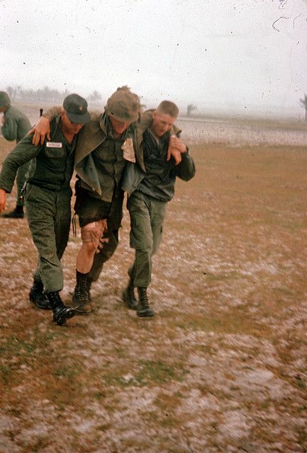 Vietnam War - Two soldiers aiding an injured soldier. Wounded Soldier, Two Soldiers, Vietnam History, Vietnam Vets, North Vietnam, South Vietnam, On Top Of The World, Vietnam Veterans, American Heroes